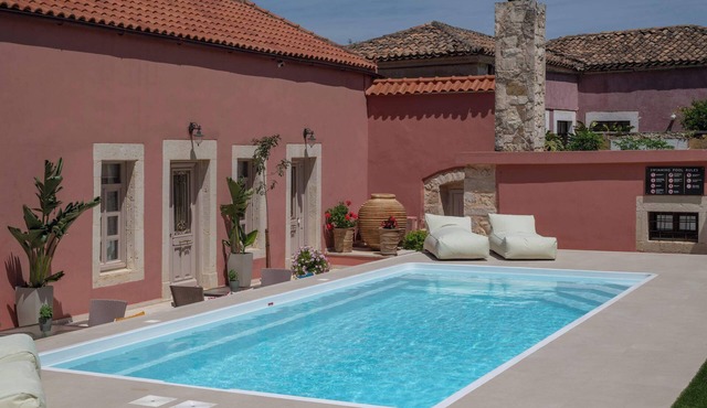 Arhontiko Arhanes Anna Suite - Escapade with Pool in Epano Archanes
