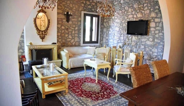 Arta Wood & Stone Traditional Villa Central Stay