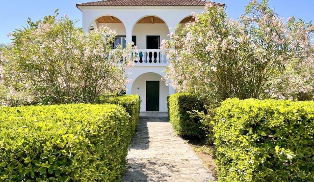 Astra Beach House by DadoVillas in Astrakeri