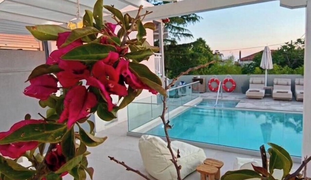 Astre King Suite with Infinity heated Pool in Sozopoli