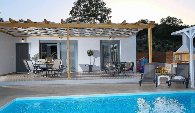Attractive Single Storey Villa - A/C, Private Pool in a Peaceful Countryside Setting Near Armenoi in Armenoi