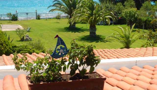 Aus dem Garten direkt an den Strand by Interhome in Nea Skioni