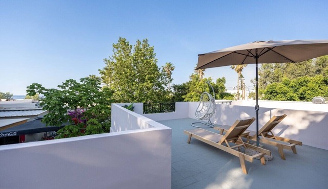 Azure Edge : Seafront View - Beach Stay