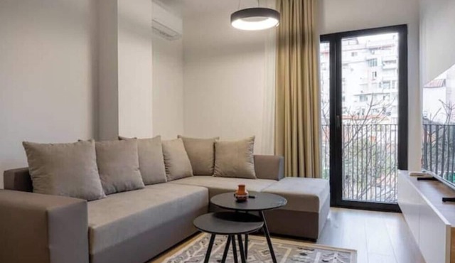 Barrikada-E – Central Apartments with French Balcony in Walkable Tirana in Tiranë