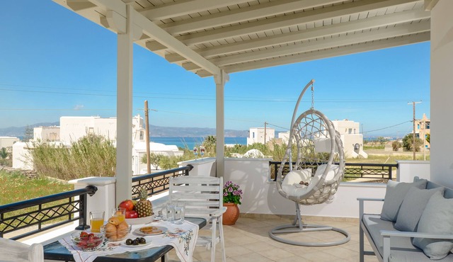Beach front accomodation in Mikri Vigla Beach - 3 min from beach!