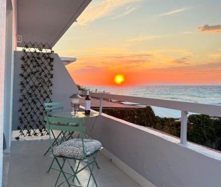 Beachfront Luxury Studio with Panoramic Sea View