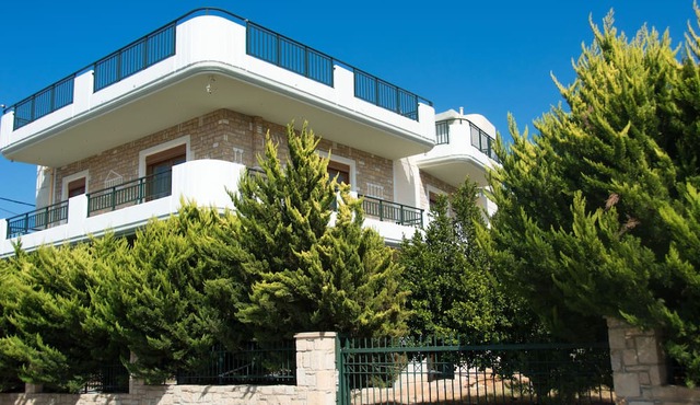 Beautiful Seaside Home with Garden in Gouves in Κάτω Γούβες