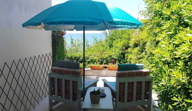 Beautiful "STEFAN" Beachfront Studio — for 2 or 3 people in Korfu