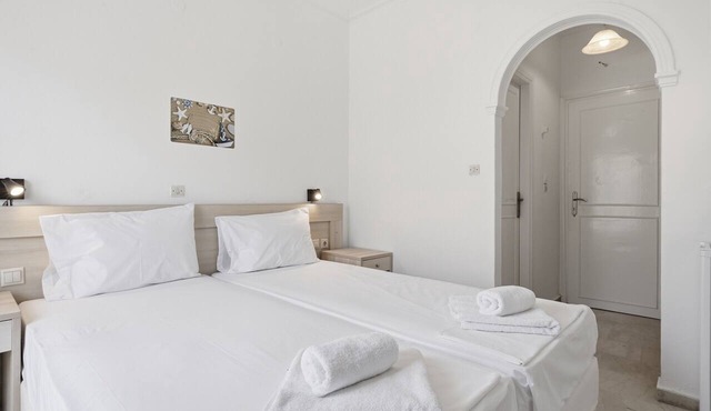 Bed and Breakfast 'The Kavos Sandy Inn-Double Room' with Shared Pool, Wi-Fi and Air Conditioning in Kavos
