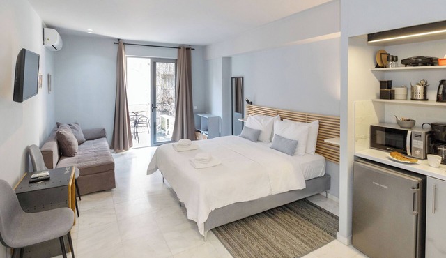 BES 9-Spacious Modern Studio with Balcony by GHH in Kesariani