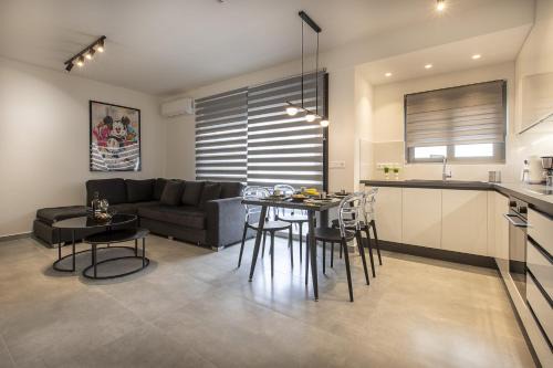 Black & White 2BR Apt steps from Mavili Square