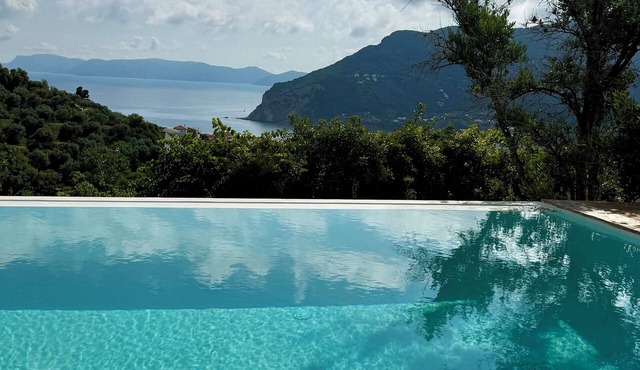 Brand-New Villa 'Maison Magnolia', Infinity Pool & Sea View above Skopelos Town