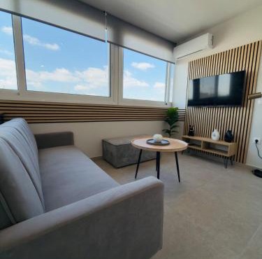 Bright 6th Floor Apartment Steps from Metro