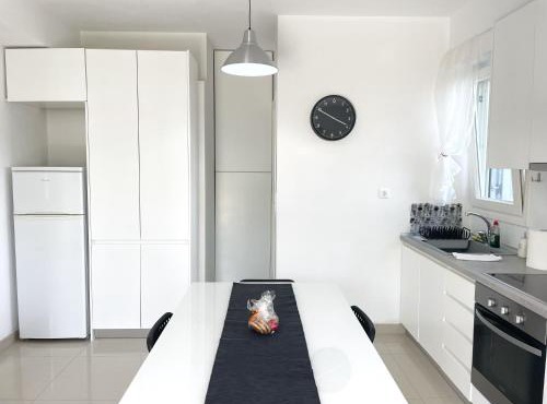 Bright & Cozy Home, 5 mins to Andros Town in Andros