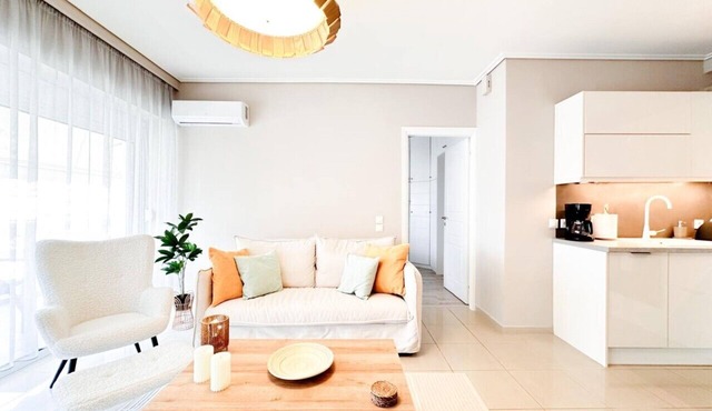 Bright Modern 1BR · 4-min Walk to the Sea · Alimos Riviera in Alimos