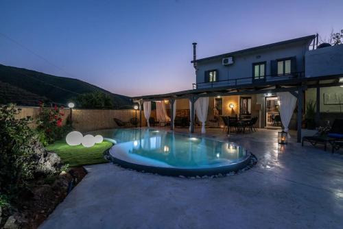 Casa Del Miele, private pool, BBQ, mountain view. in Alikianós