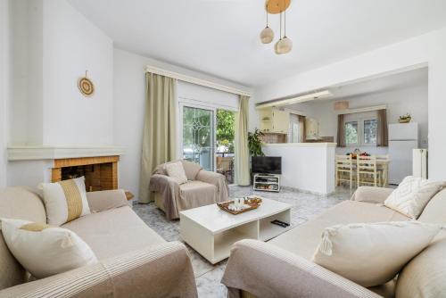 Casa Mia Skopelos - Spacious 3-Bedroom House near Stafylos Beach
