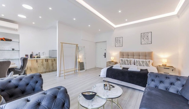 Central Comfy Spot | Studio for 2 with Wi-Fi by PikHost in Tiranë
