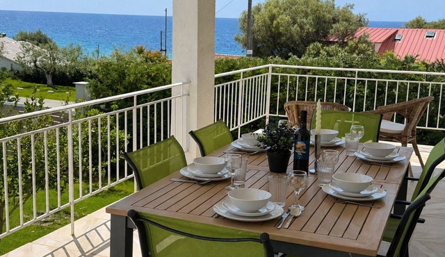 Charming 4-bedroom villa with AC in beautiful Nea Skioni, 40 meters from beach in Nea Skioni