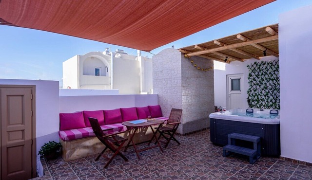 Charming House in the Heart of Oia, Private Jacuzzi, Spacious Yard and Kitchen in Oia