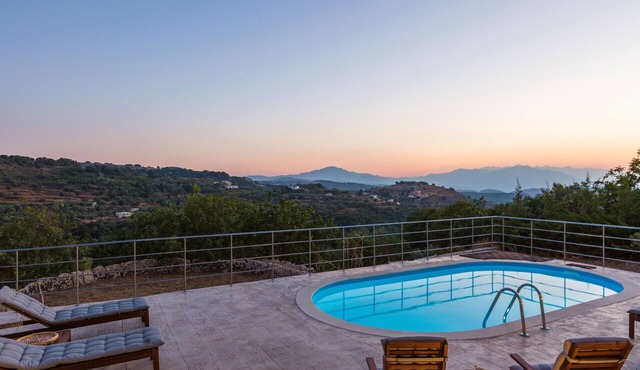 Charming Villa above Rethymno Family Friendly in Oros