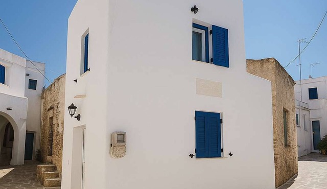Charming White House Retreat with Balcony in Paros Lefkes in Lefkes Paros