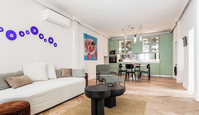 Chic & Central Athenian Apartment! EV4