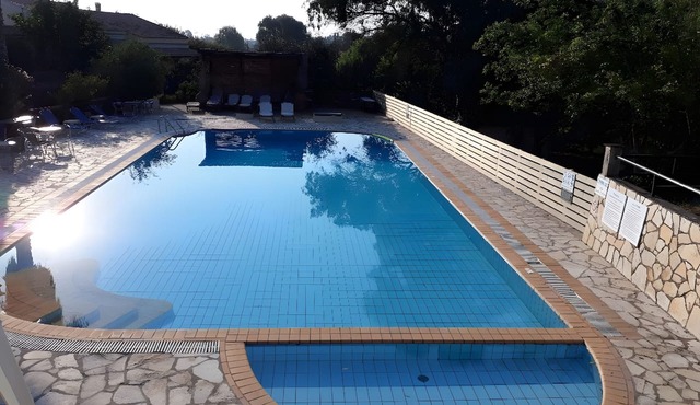 Comfy Studio in Gouvia – Balcony & Pool Access (Studio 1) in Kontokali