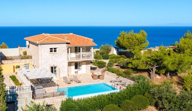 Cosy Villa with Sea-and-Mountain Views near Agios Nikitas