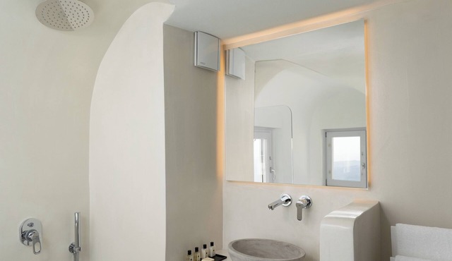 Couples’ Retreat: Hot Tub Suite with Heated Pool, Orana Residence