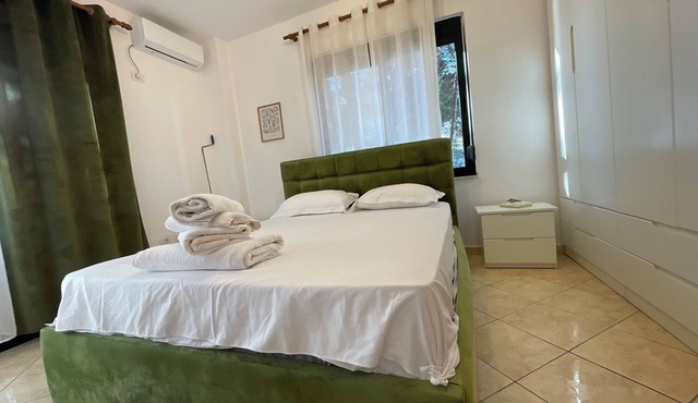 Cozy 2-bedroom Beachfront apartment Golemi with AC in Golem