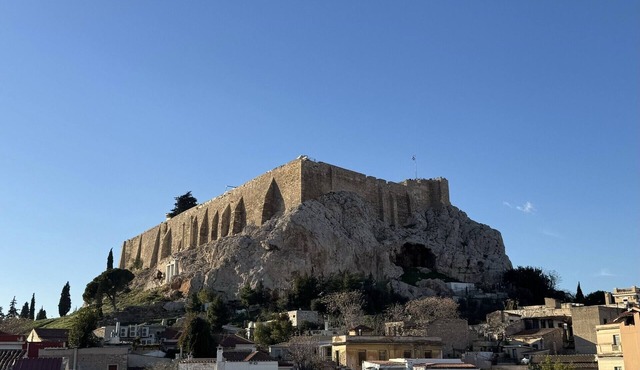 Cozy Apartment with Acropolis View Rooftop Access