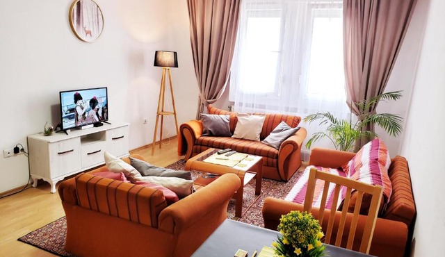 Cozy Downtown Flat with a City View in Prishtinë