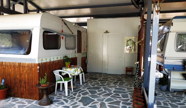 DamAnda_mare/Camper 2. Vintage 2-bedroom caravan in a peaceful area of Portes in Nea Poteidaia