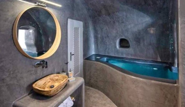 Deluxe Suite with indoor/outdoor Jacuzzi, Ideal for couples,10-min walk from Oia