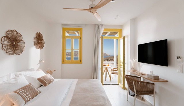 Deluxe Suite with Shared Pool and Seaview