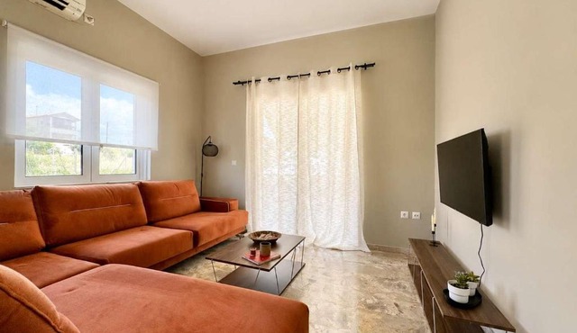 Dioni's Haven - Sunny Retreat with Balcony