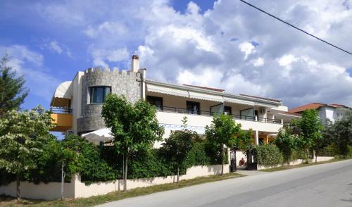 Dolphins Apartments & Rooms in Limenas