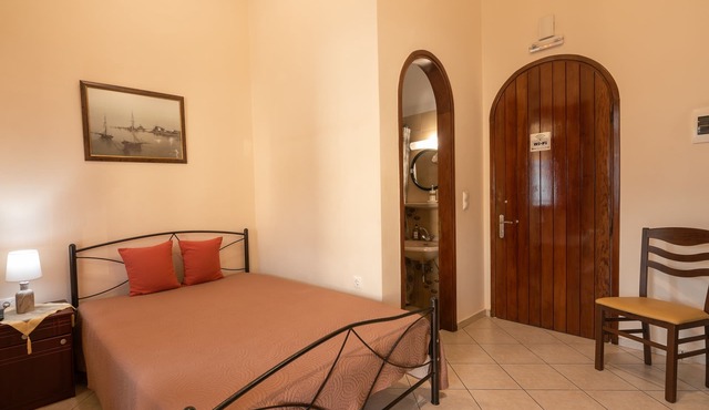 Double bed Bedroom 10 minutes from the Beach in Κίσσαμος