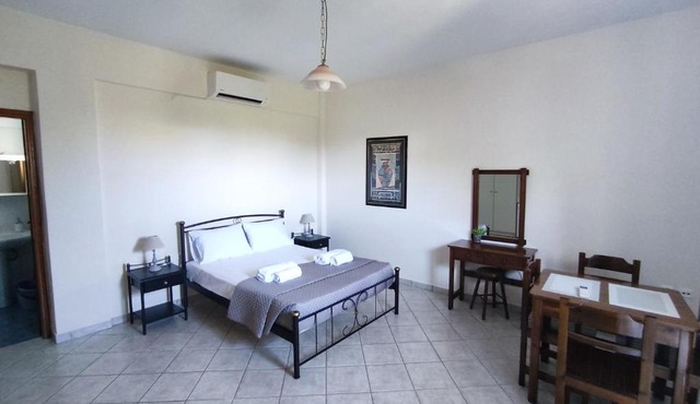 Eleni's quiet double room with balcony in Ayía Kiriakí