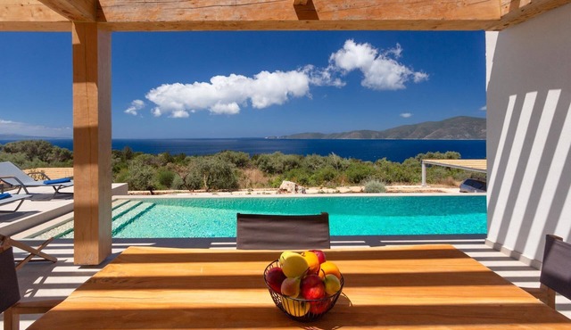ELYANE VILLAS 1 - Luxury Seafront Villa near Ammoussa Beach in Apollonii