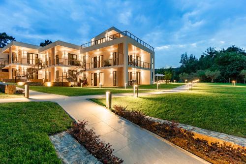 EOS Luxury Suites in Kriopigi