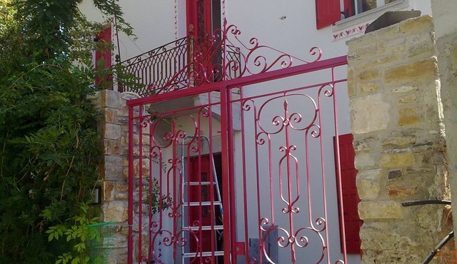 Epavli Sofia Horto, a 5-minute walk to the sea, 1st-floor apartment in Argalasti