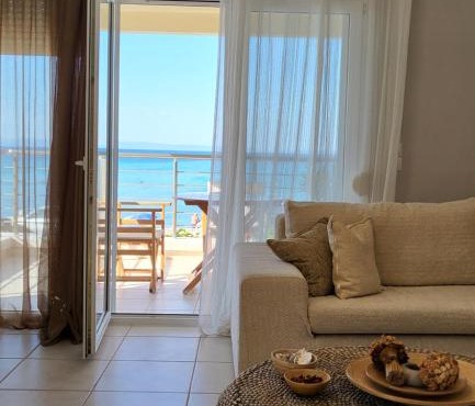 Evita Maisonette, Elegant Beachfront apt, Polychrono in Polychrono