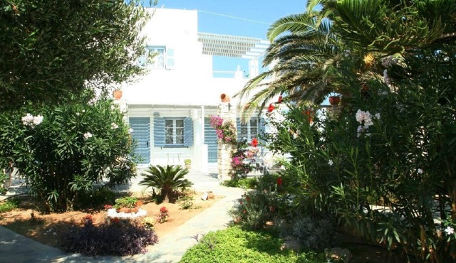Exklusives Garten-Appartment in Paros by Interhome