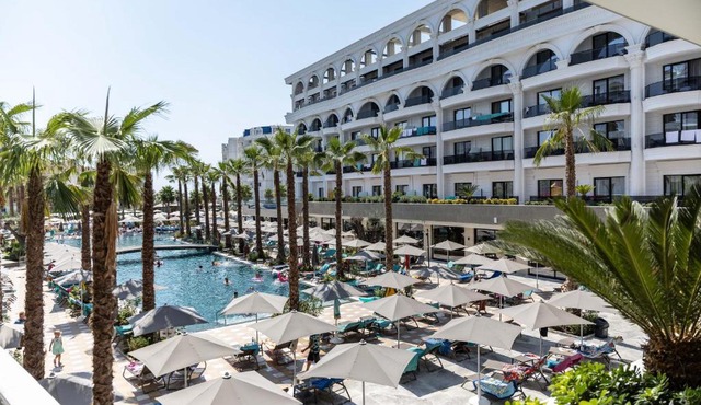 Fafa Aqua Palace Resort & SPA in Golem