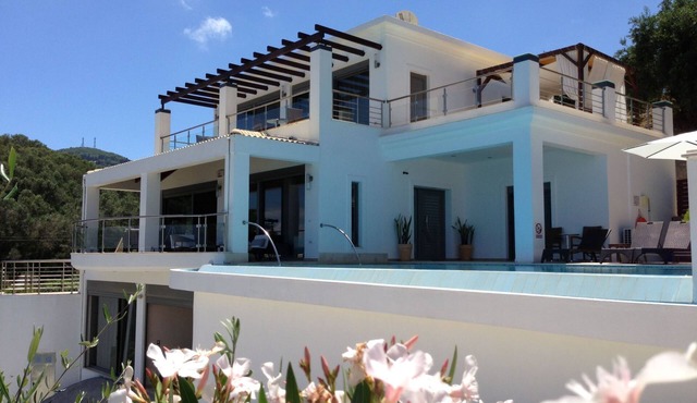 Ferienvilla mit Blick auf das Wasser by Interhome