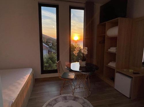 four generation hotel in Shirokë