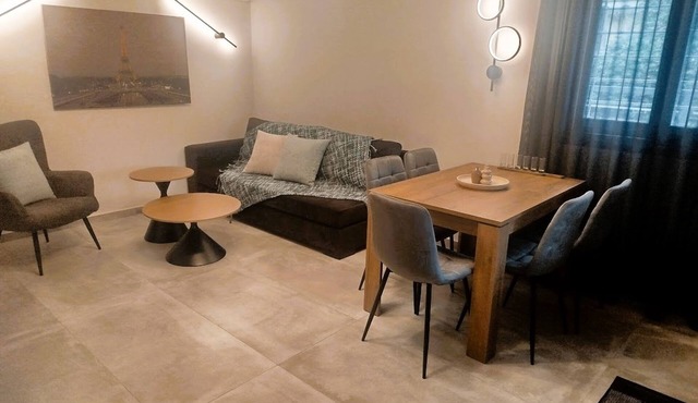 Frank & Jimmy’s Apartment I