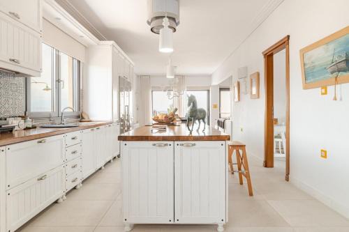 Front Row to the Beach - Luxury 2BR with Free Parking